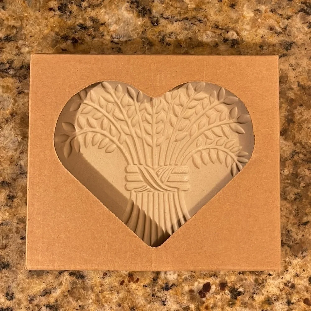 The Pampered Chef Family Heritage Stoneware Collection Bountiful Heart 2004 USA